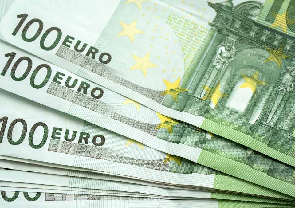 Počela isplata državne pomoći od 100 evra mladima